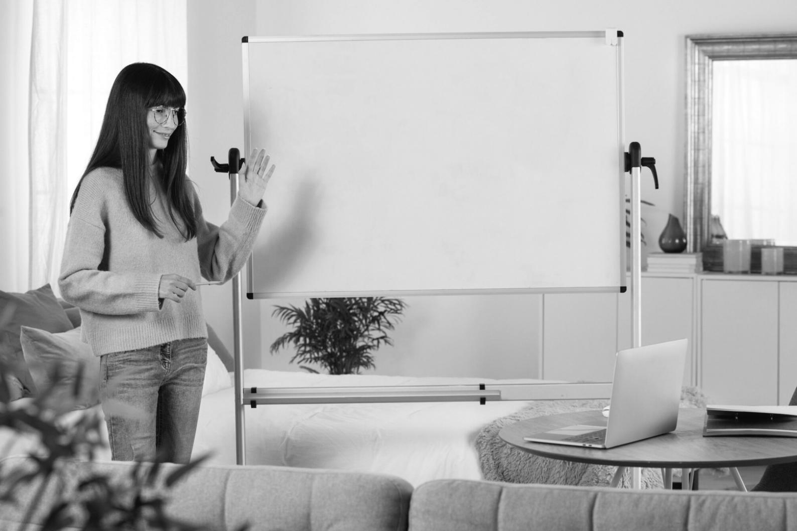 Finanzanalyse-Arbeitsplatz mit Dokumenten und Berechnungen